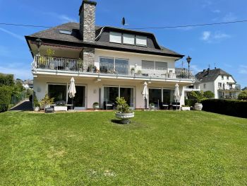 Blick von Garten auf Terrasse Blick von Garten auf Terrasse